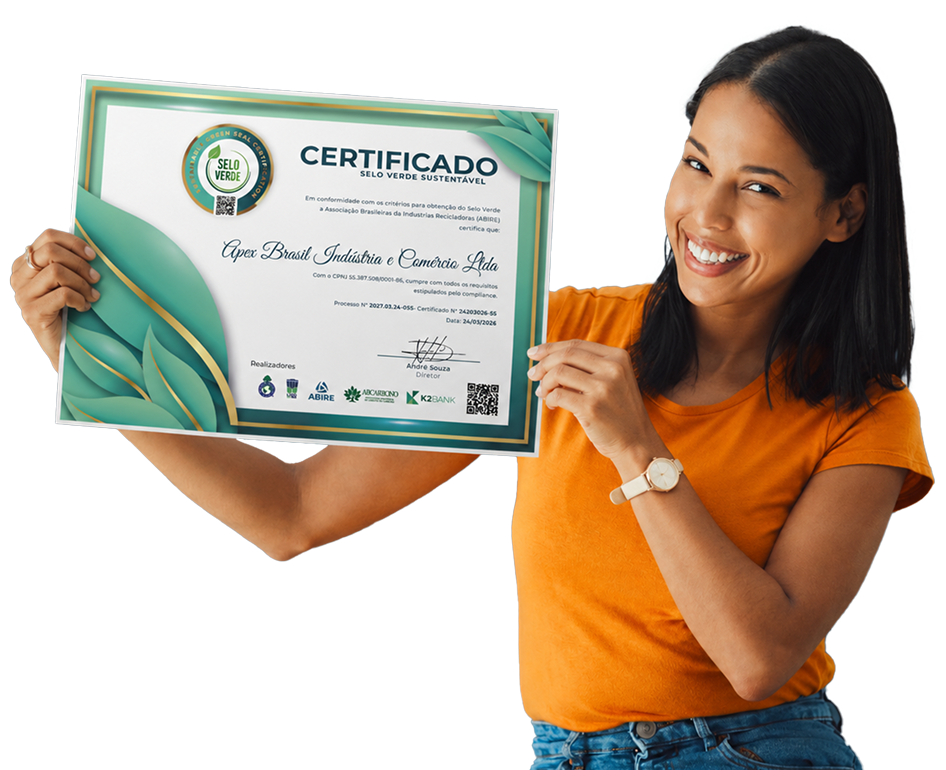 Mulher segurando certificado