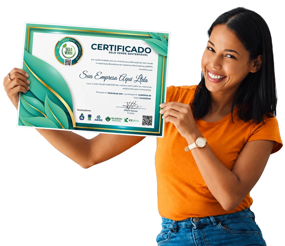 Mulher segurando certificado